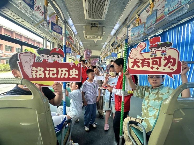 校园定制公交里的特别一课：童心共赴向阳之约